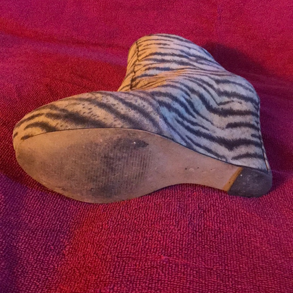 Ultrasuede zebra platform booties - Picture 2 of 4